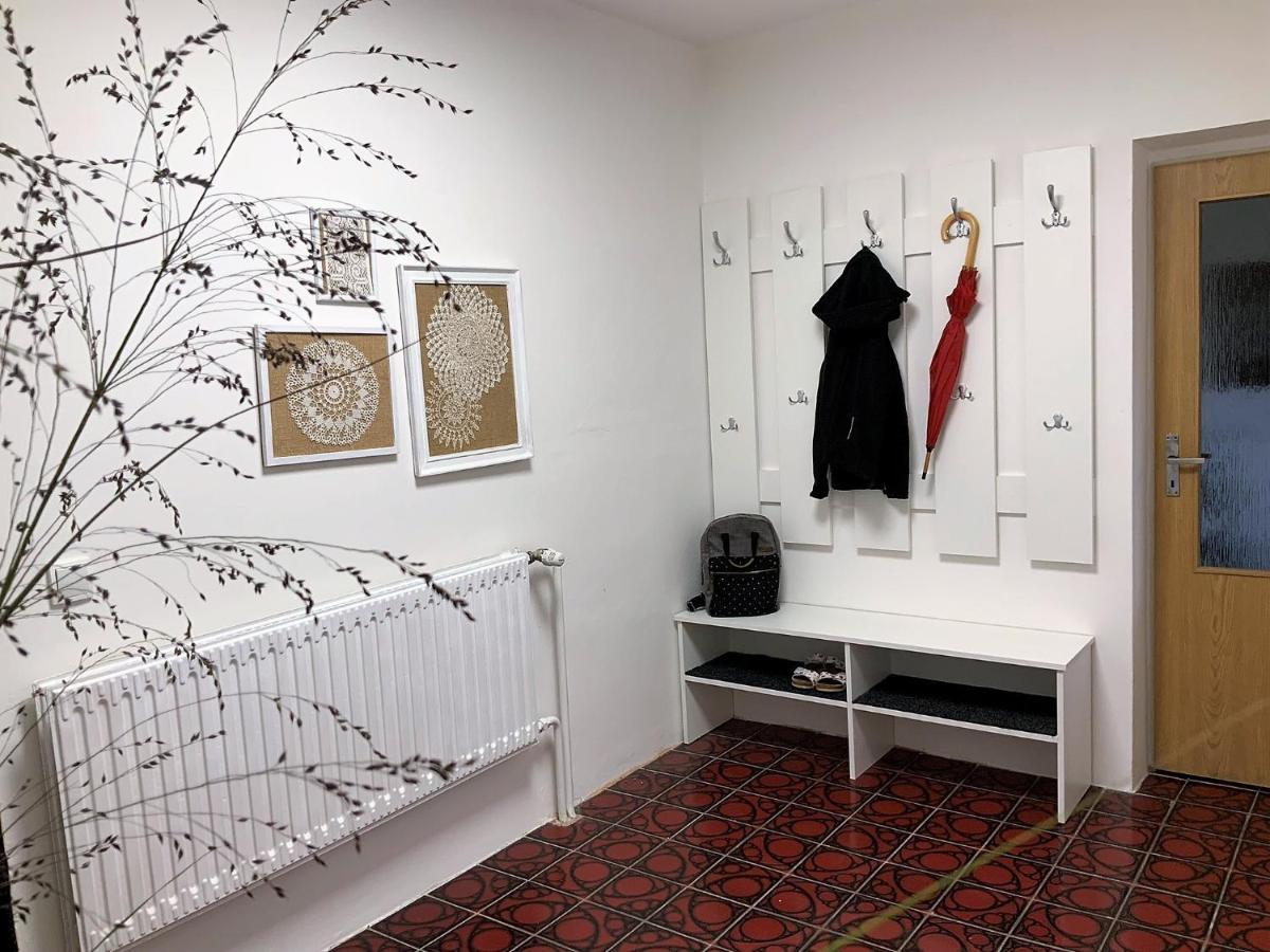 Apartman V Podkrovi Хостинне Экстерьер фото